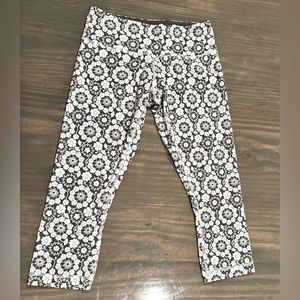 Lululemon crop leggings. Mid/low rise size 4. Great condition.